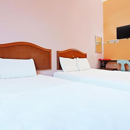 Oyo 90598 Living House C0 Hotel Kuching Buitenkant foto