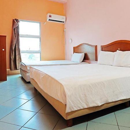 Oyo 90598 Living House C0 Hotel Kuching Buitenkant foto