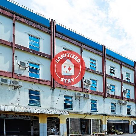 Oyo 90598 Living House C0 Hotel Kuching Buitenkant foto
