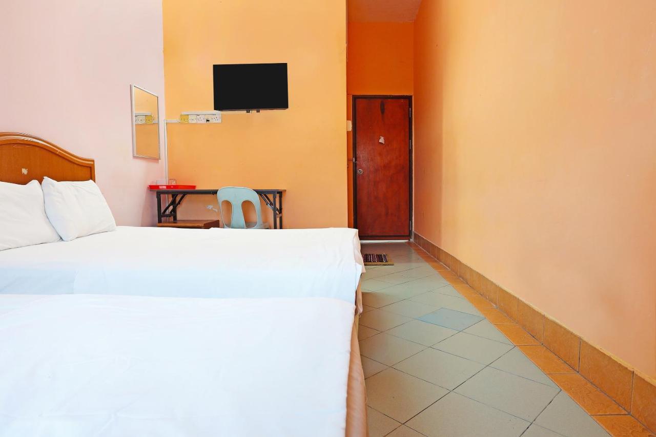 Oyo 90598 Living House C0 Hotel Kuching Buitenkant foto