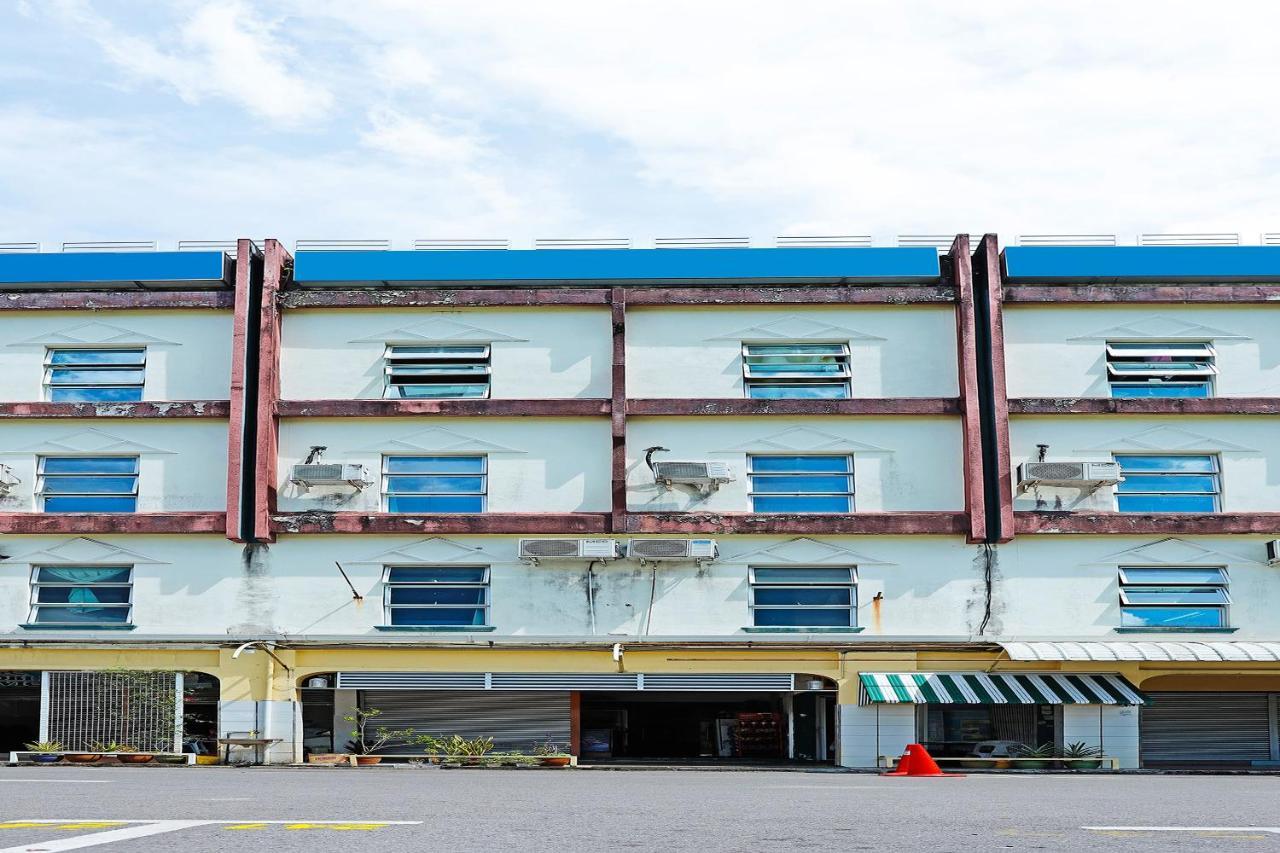 Oyo 90598 Living House C0 Hotel Kuching Buitenkant foto