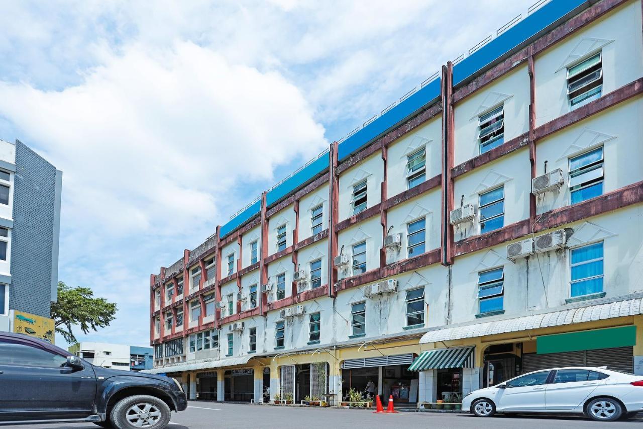 Oyo 90598 Living House C0 Hotel Kuching Buitenkant foto