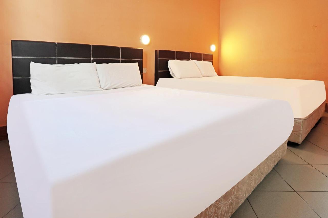 Oyo 90598 Living House C0 Hotel Kuching Buitenkant foto