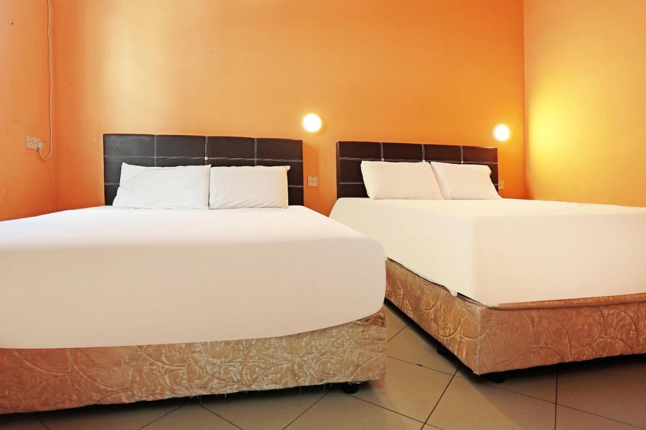 Oyo 90598 Living House C0 Hotel Kuching Buitenkant foto