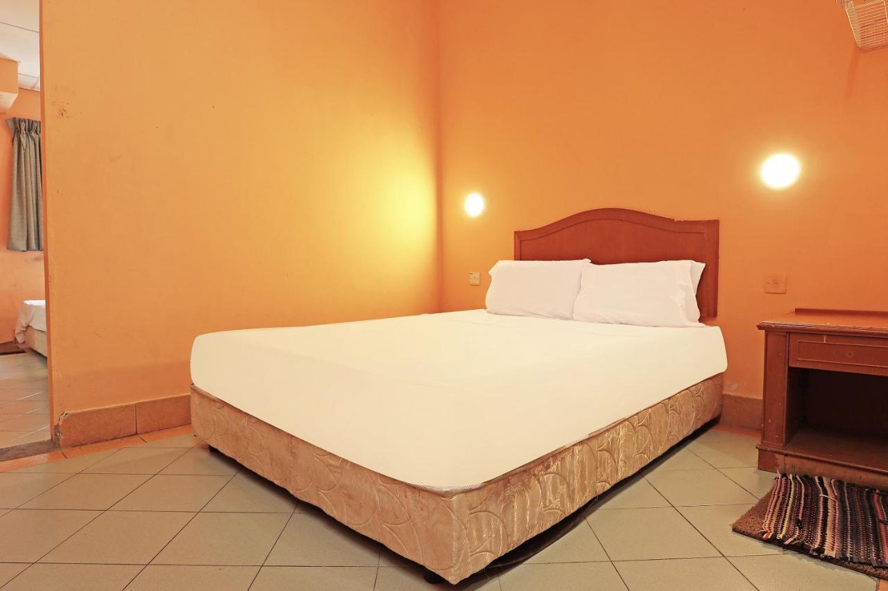 Oyo 90598 Living House C0 Hotel Kuching Buitenkant foto