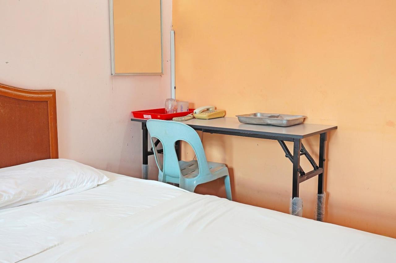 Oyo 90598 Living House C0 Hotel Kuching Buitenkant foto
