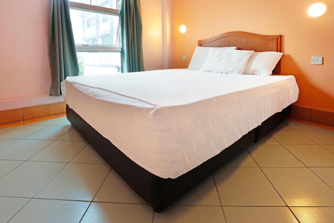 Oyo 90598 Living House C0 Hotel Kuching Buitenkant foto