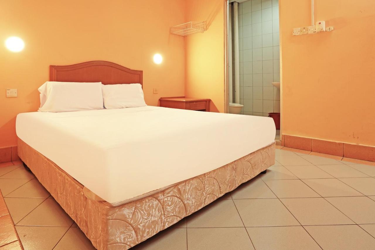 Oyo 90598 Living House C0 Hotel Kuching Buitenkant foto